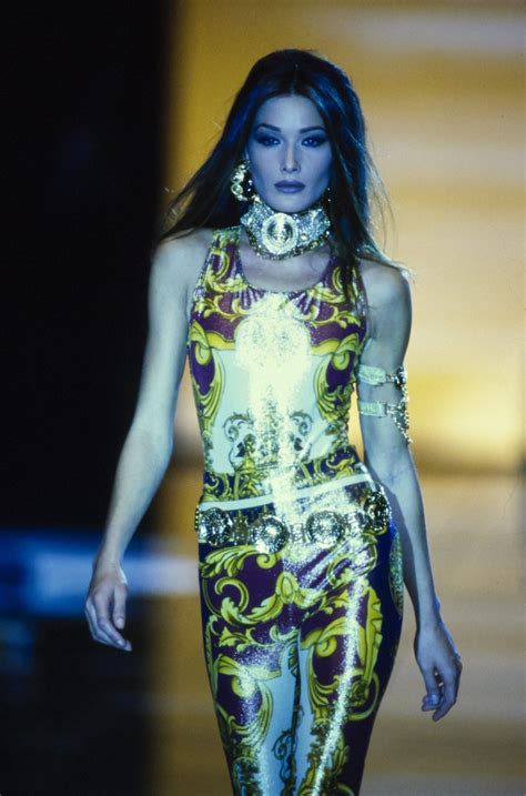 carla bruni vestito versace|CARLA BRUNI CATWALK VERSACE SPRING SUMMER .